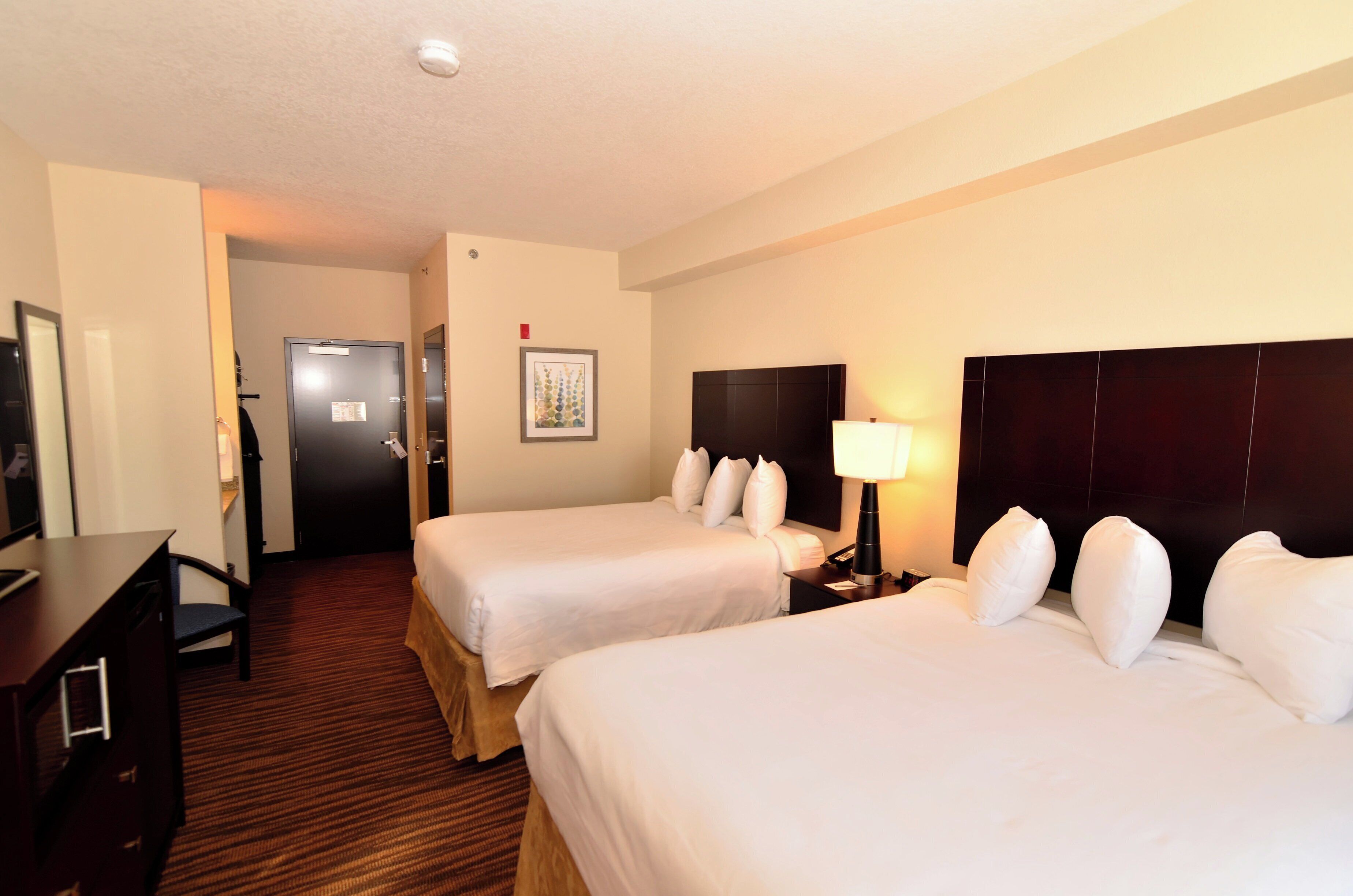 Roupas de cama premium, escrivaninha, espaço de trabalho para notebook