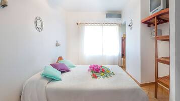 Room, City View (#10) | Bathroom | Shower, rainfall showerhead, free toiletries, hair dryer