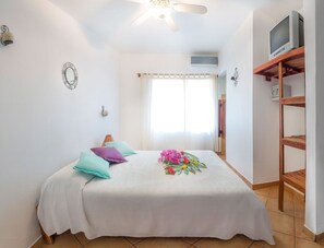 Room, City View (#10) | Bathroom | Shower, rainfall showerhead, free toiletries, hair dryer