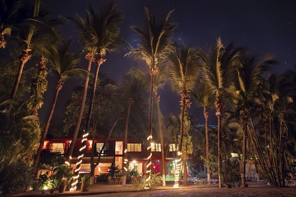 Vista frontal de la propiedad por la tarde o noche