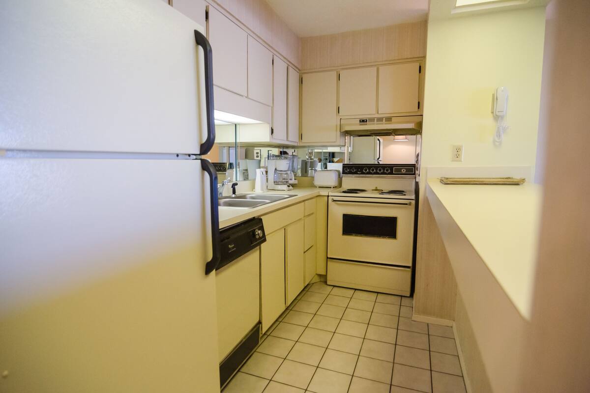 Condo, 1 Bedroom, Poolside | Private kitchen | Fridge, microwave, dishwasher, coffee/tea maker