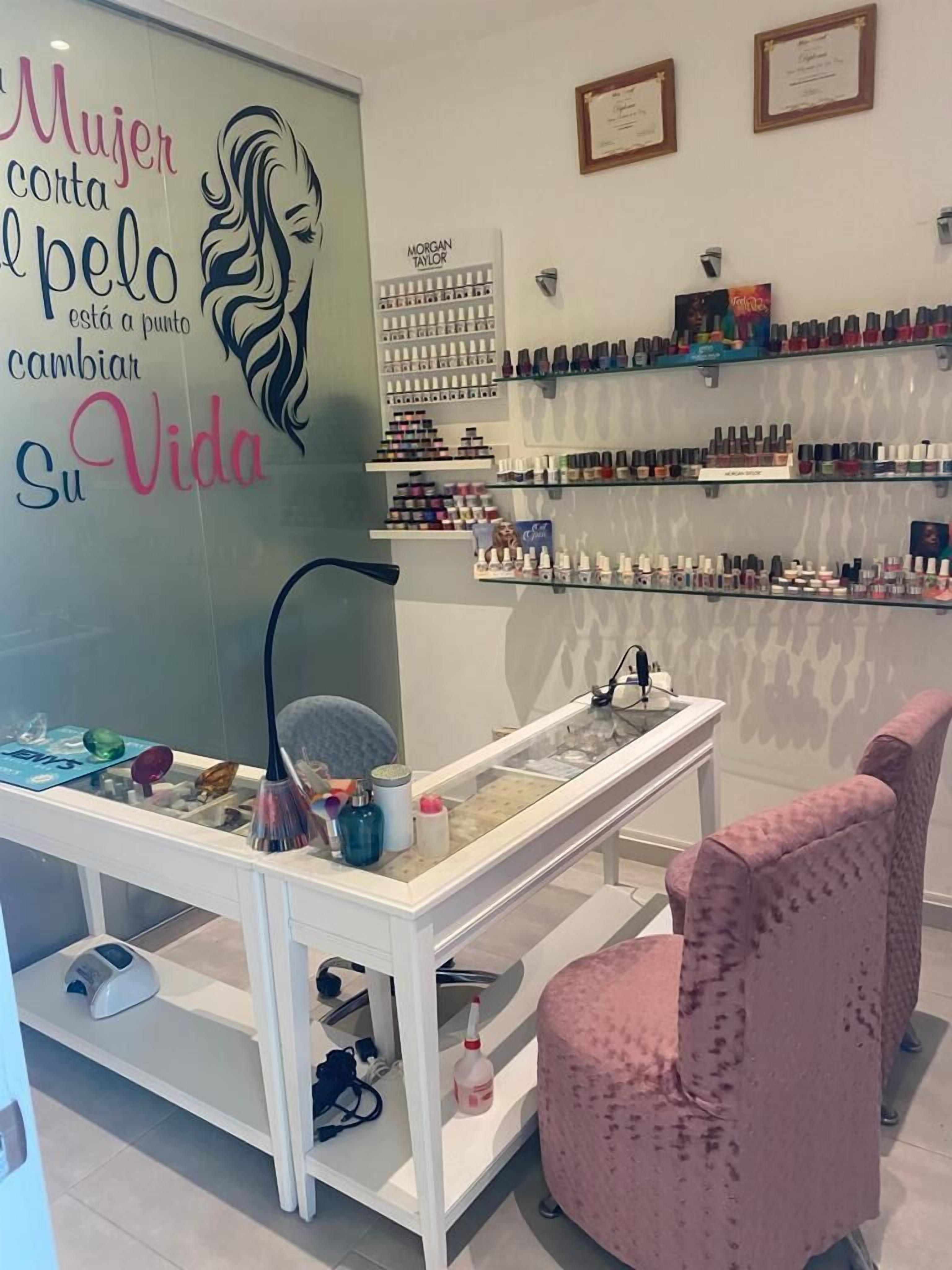 Vartalohoitoja, syväkudoshierontaa, kasvohoitoja, käsi- ja jalkahoitoja