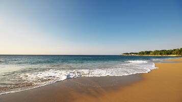 Praia particular, guarda-sóis, toalhas de praia