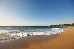 Privatstrand, Sonnenschirme, Strandtücher, Schnorcheln