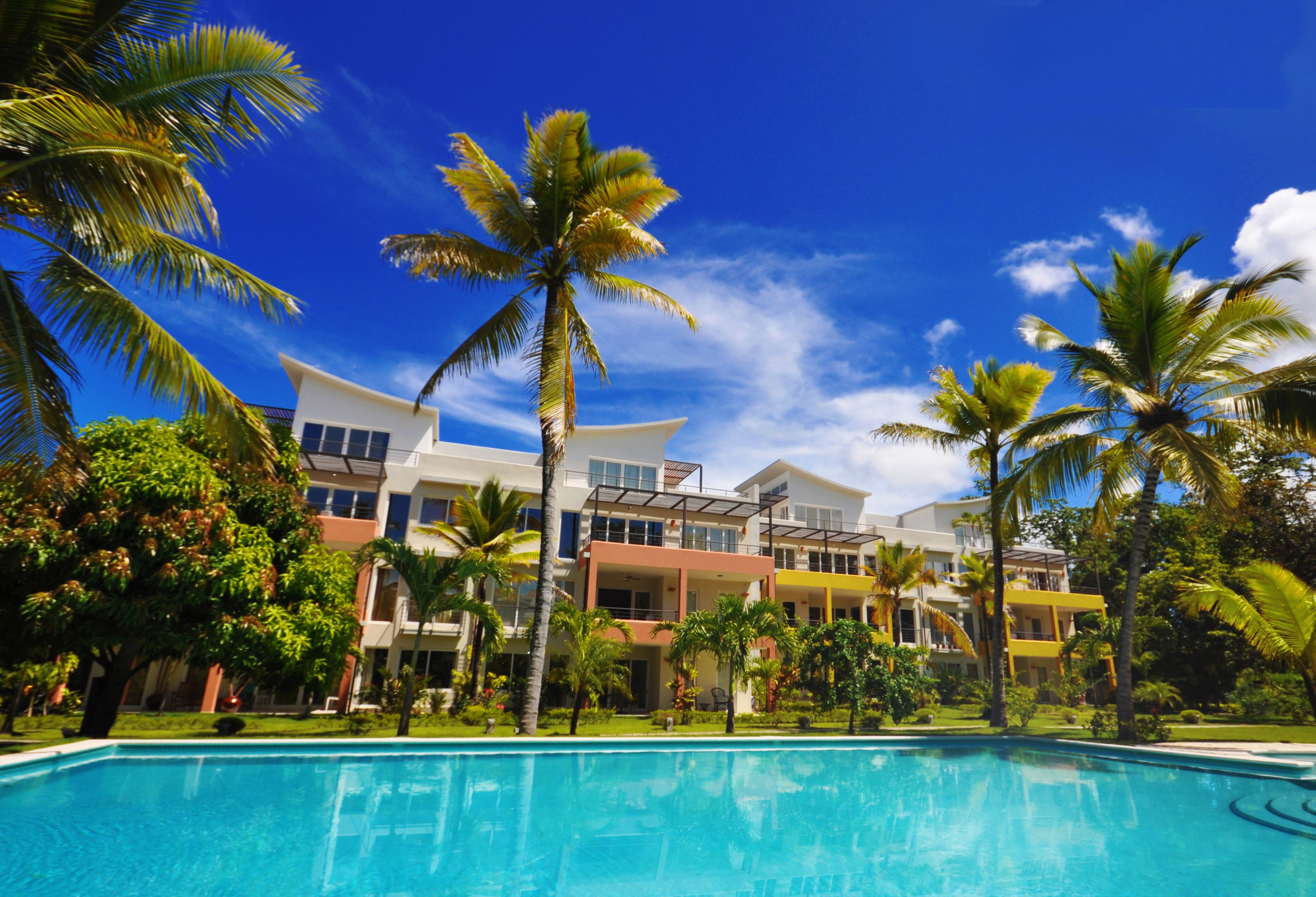 奢华公寓, 2 间卧室, 双浴室, 泳池景观 | 室外游泳池 | 2 室外游泳池，08:00 至 22:00 开放，池畔遮阳伞，日光浴躺椅