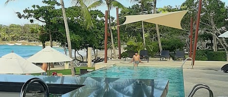 بار بجانب حمام السباحة