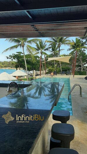 Poolside bar - Infiniti Blu Luxury Ocean Front Condos  (Sosúa)
