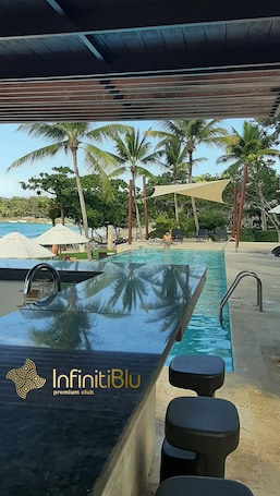 Bar junto a la piscina. Instyle Residences at Infiniti Blu