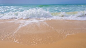 Private beach, beach umbrellas, beach towels, snorkeling - Infiniti Blu Luxury Ocean Front Condos  (Sosúa)