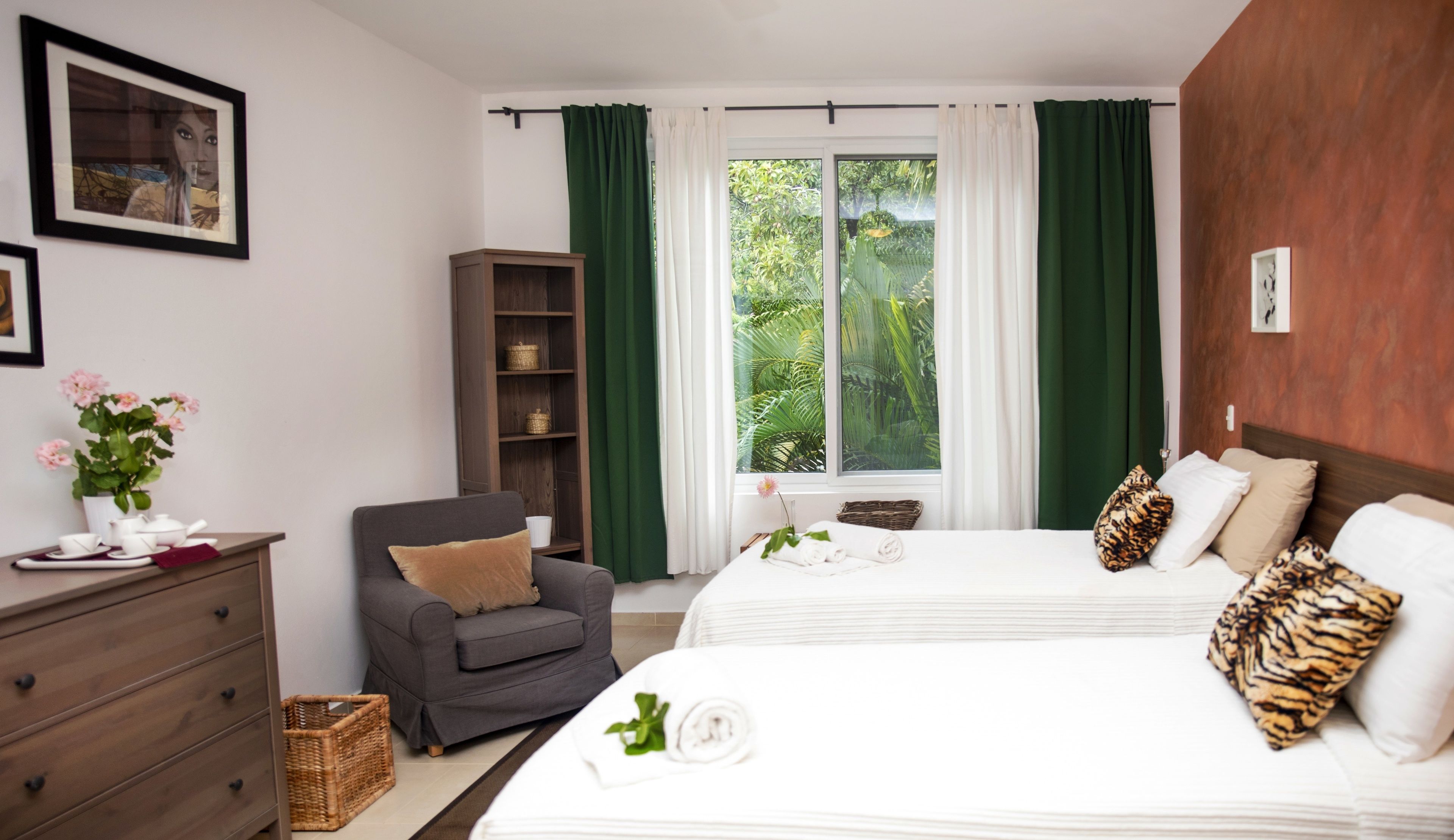 高档床上用品、客房内保险箱、办公桌、遮光窗帘