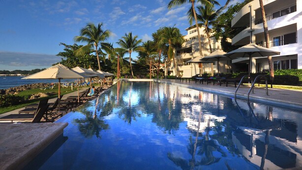 2 outdoor pools, open 8 AM to 10 PM, pool umbrellas, sun loungers - Infiniti Blu Luxury Ocean Front Condos  (Sosúa)