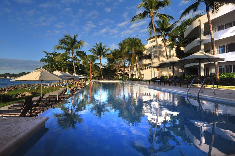 Infiniti Blu Luxury Ocean Front Condos