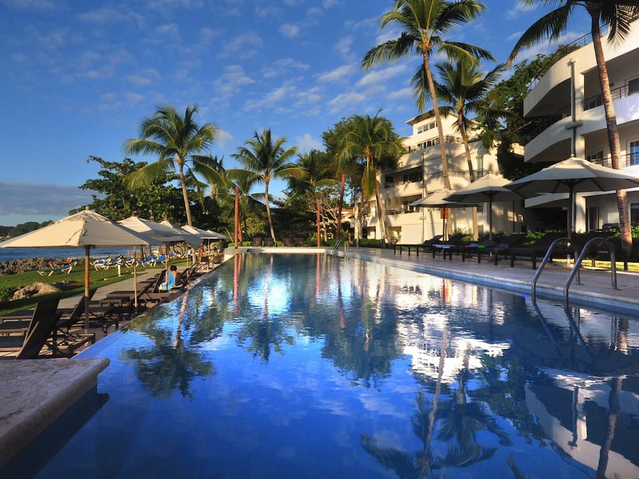 2 piscinas externas, funciona das 8h às 22h, guarda-sóis