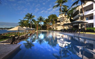 2 piscinas externas, funciona das 8h às 22h, guarda-sóis