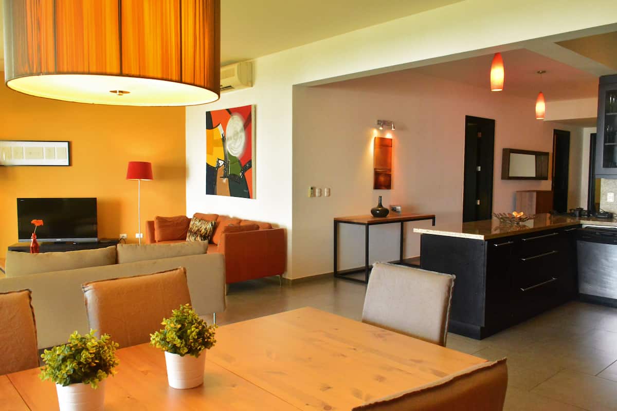 Habitación de lujo | Cocina privada | Frigorífico, microondas, horno y placa de cocina