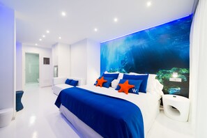 Habitación doble, balcón (Lateral Sea View) | Ropa de cama de alta calidad y minibar 