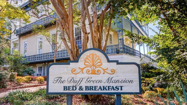 A sign for The Duff Green Mansion Bed & Breakfast. - Duff Green Mansion (Vicksburg)