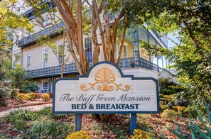 A sign for The Duff Green Mansion Bed & Breakfast. - Duff Green Mansion (Vicksburg)