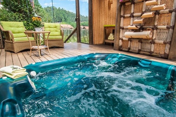 Piscina interna, piscina externa, guarda-sóis, espreguiçadeiras