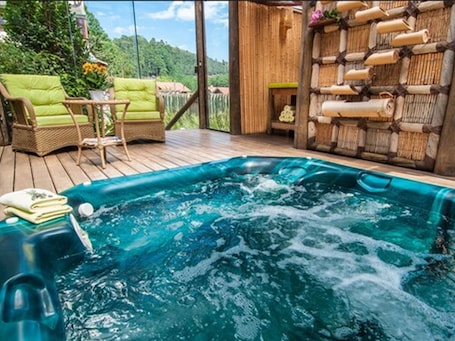 Alberca techada, alberca al aire libre y sombrillas en la alberca