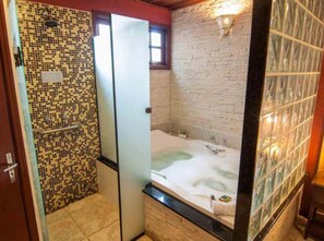 Apartamento Master | Bathroom | Free toiletries, hair dryer, towels - Pousada Águia Dourada (Camanducaia)