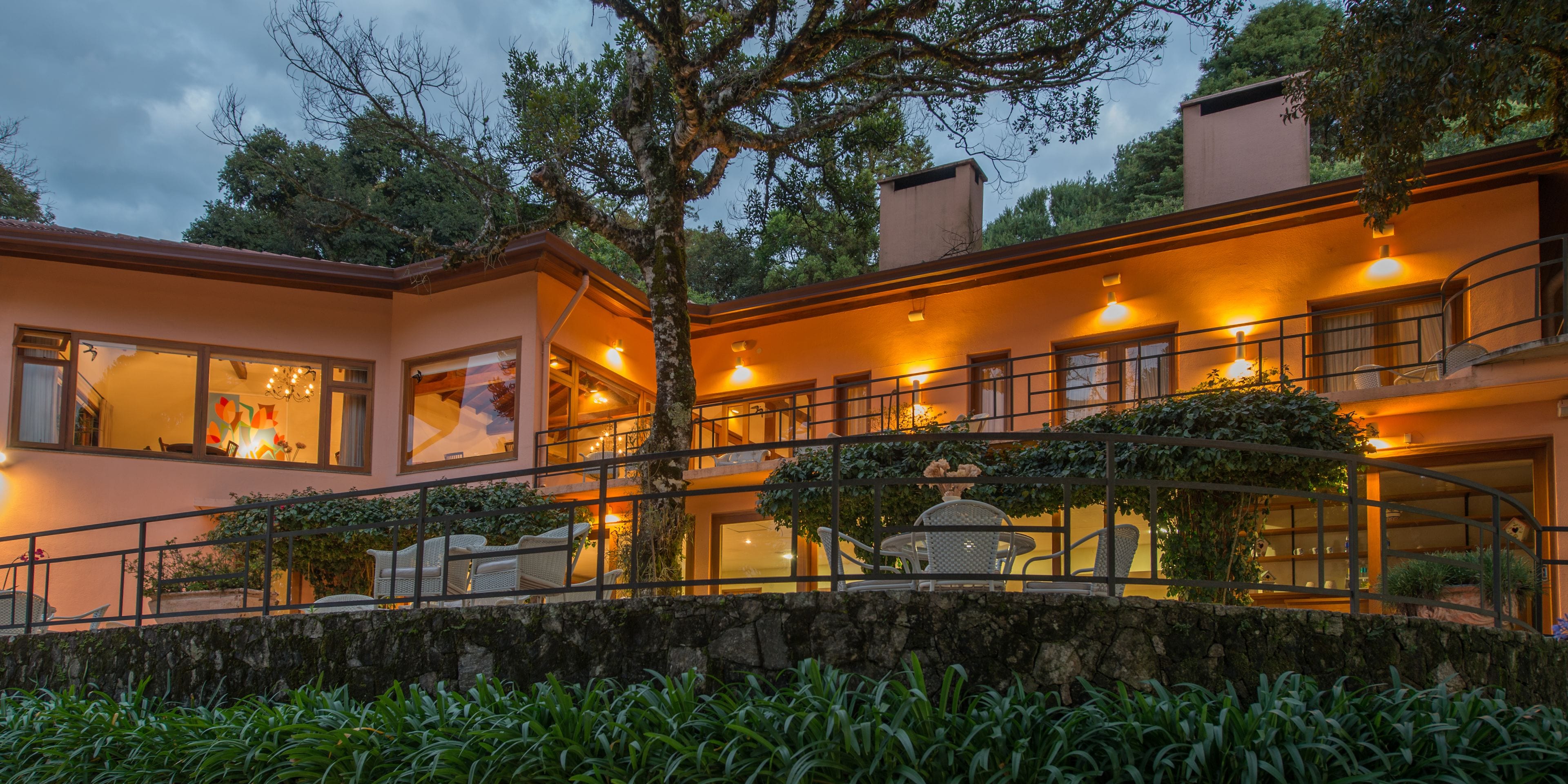 Mặt tiền nơi lưu trú - ban đêm