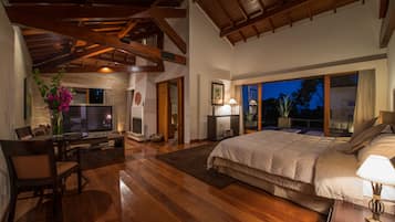 Suíte lua de mel, varanda, vista para o jardim | 1 quarto, roupas de cama premium, frigobar, cofres nos quartos