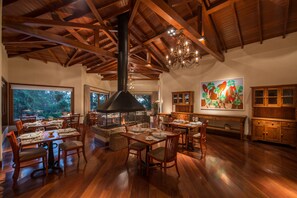 Café da manhã, almoço e jantar; culinåria brasileira