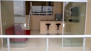 Loft | Living area | 40-inch LCD TV with cable channels, TV - Ocean Green Flats (Angra dos Reis)