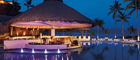 4 restaurantes, se sirven desayunos, comidas, cenas y cocina mexicana