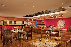 Hi ha 4 restaurants i s'hi serveixen esmorzars; plats de cuina mexicana