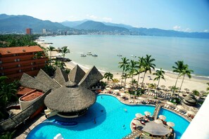 Piscina externa, guarda-sóis, espreguiçadeiras