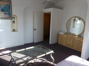 Free WiFi, bed sheets - Wilshire Orange Hotel (Los Angeles)