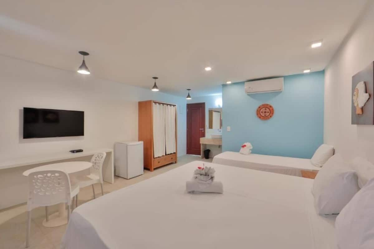 Ropa de cama de alta calidad, minibar y tabla de planchar con plancha