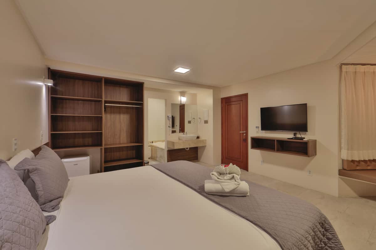 Ropa de cama de alta calidad, minibar y tabla de planchar con plancha
