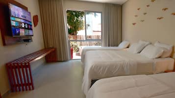 Luxe kamer, bubbelbad | Luxe beddengoed, een minibar, een strijkplank/strijkijzer, gratis wifi
