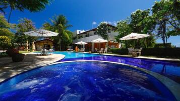 Piscina externa, espreguiçadeiras