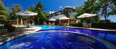 Piscine extérieure, chaises longues