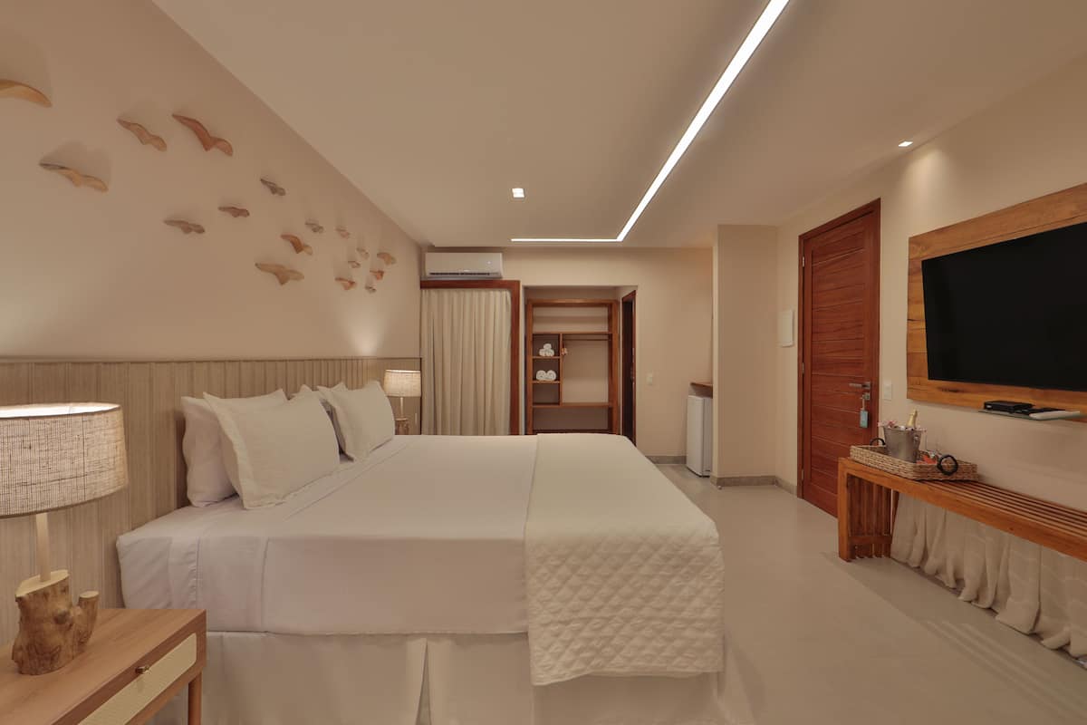 Ropa de cama de alta calidad, minibar y tabla de planchar con plancha