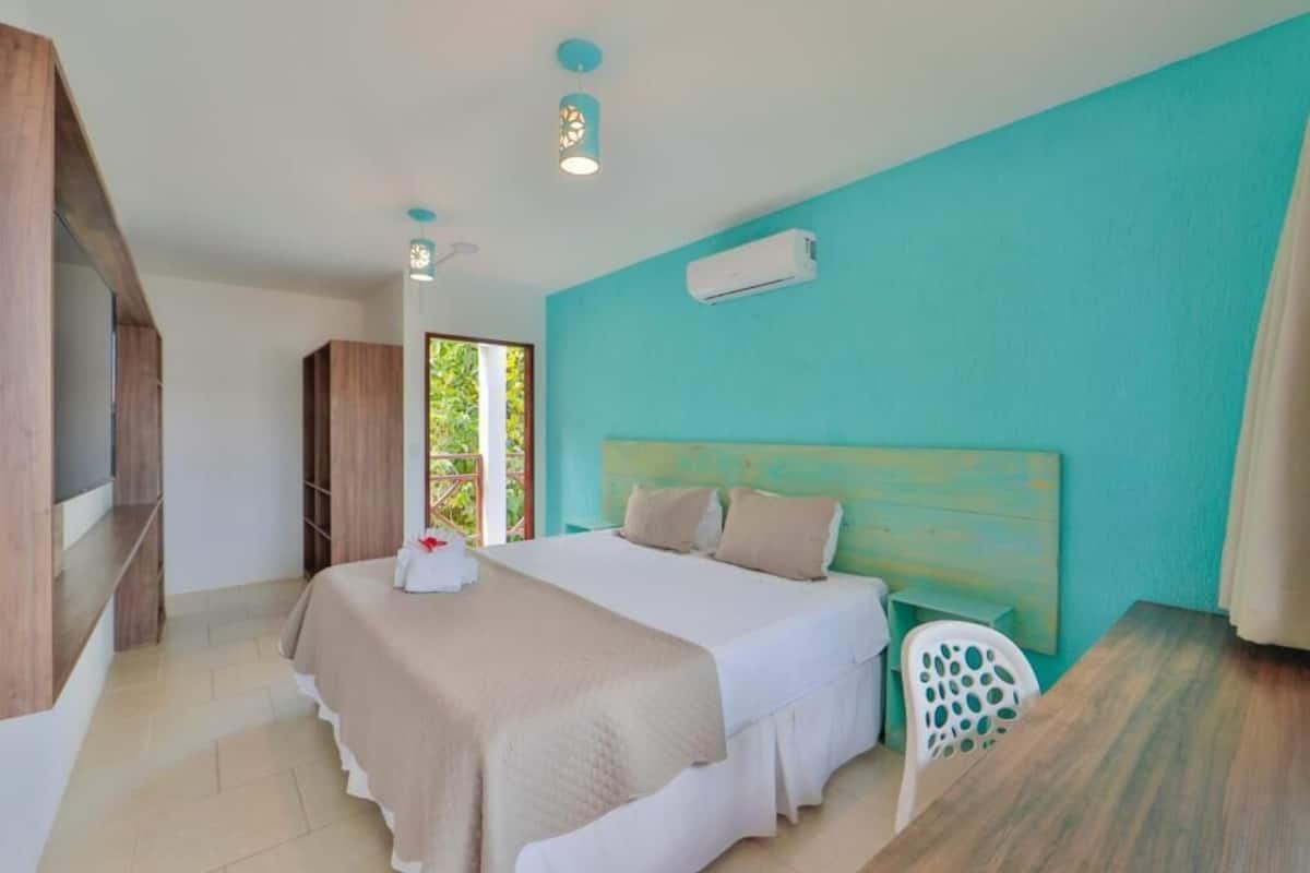 Ropa de cama de alta calidad, minibar y tabla de planchar con plancha