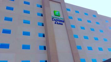 Un edificio de hotel con un letrero que dice 'Holiday Inn Express Suites'.