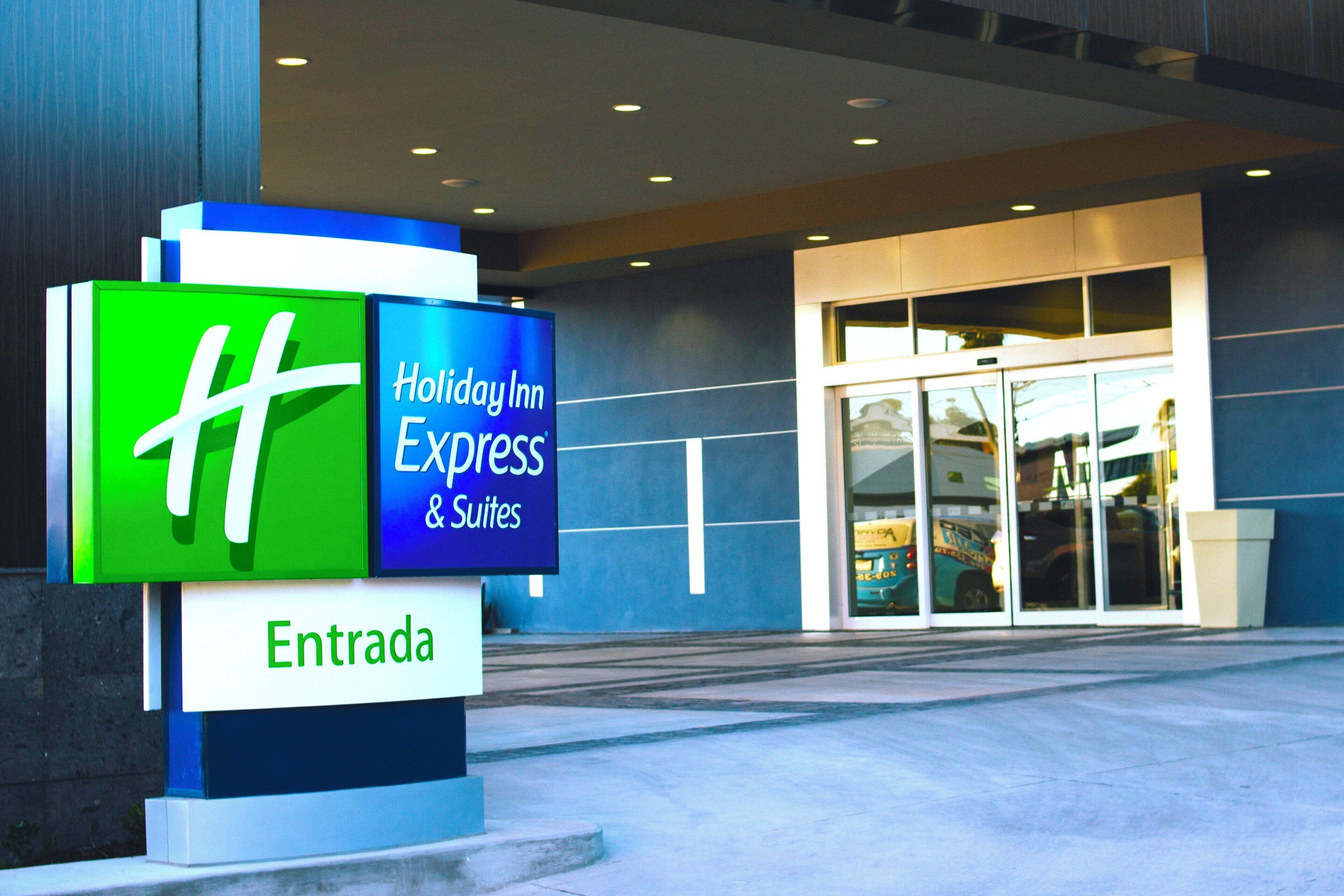Entrada de un Holiday Inn Express & Suites, con un cartel claro que indica la entrada.
