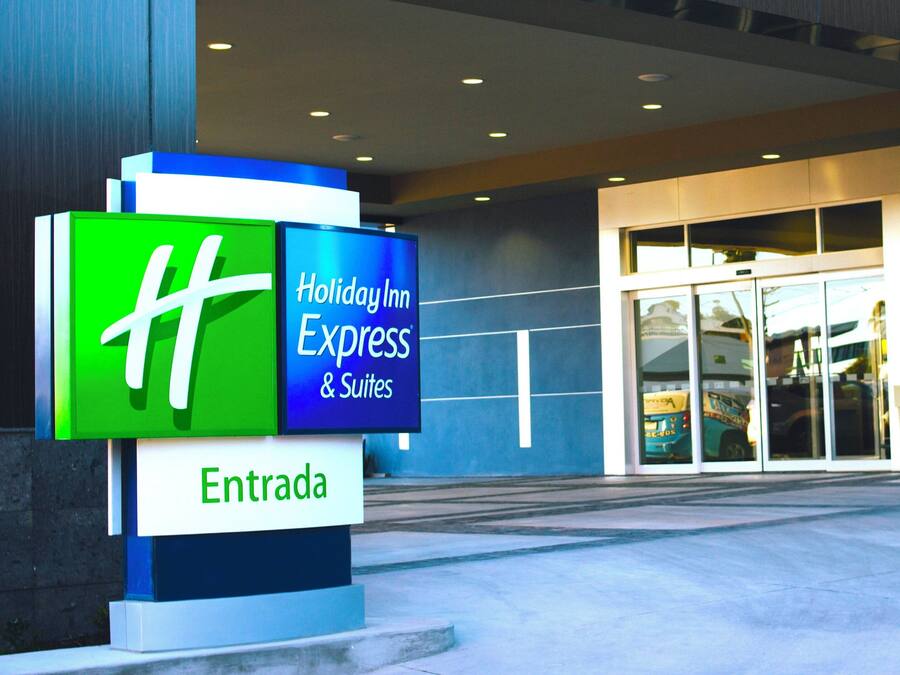 Entrada de un Holiday Inn Express & Suites, con un cartel claro que indica la entrada.