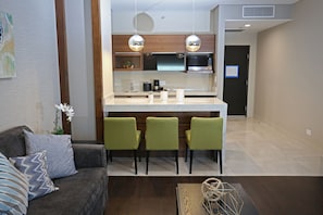 Suíte, 1 cama King (Additional Living Area) | Cofres nos quartos, escrivaninha, ferros/tábuas de passar roupa