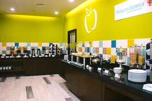 Café da manhã com buffet grátis todos os dias
