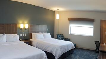 Habitación estándar, 2 camas Queen size | Caja de seguridad en la habitación y escritorio