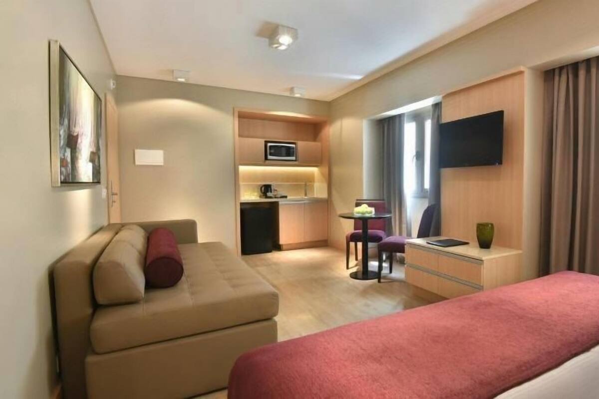 Frigobar, cofres nos quartos, cortinas blackout, quartos à prova de som