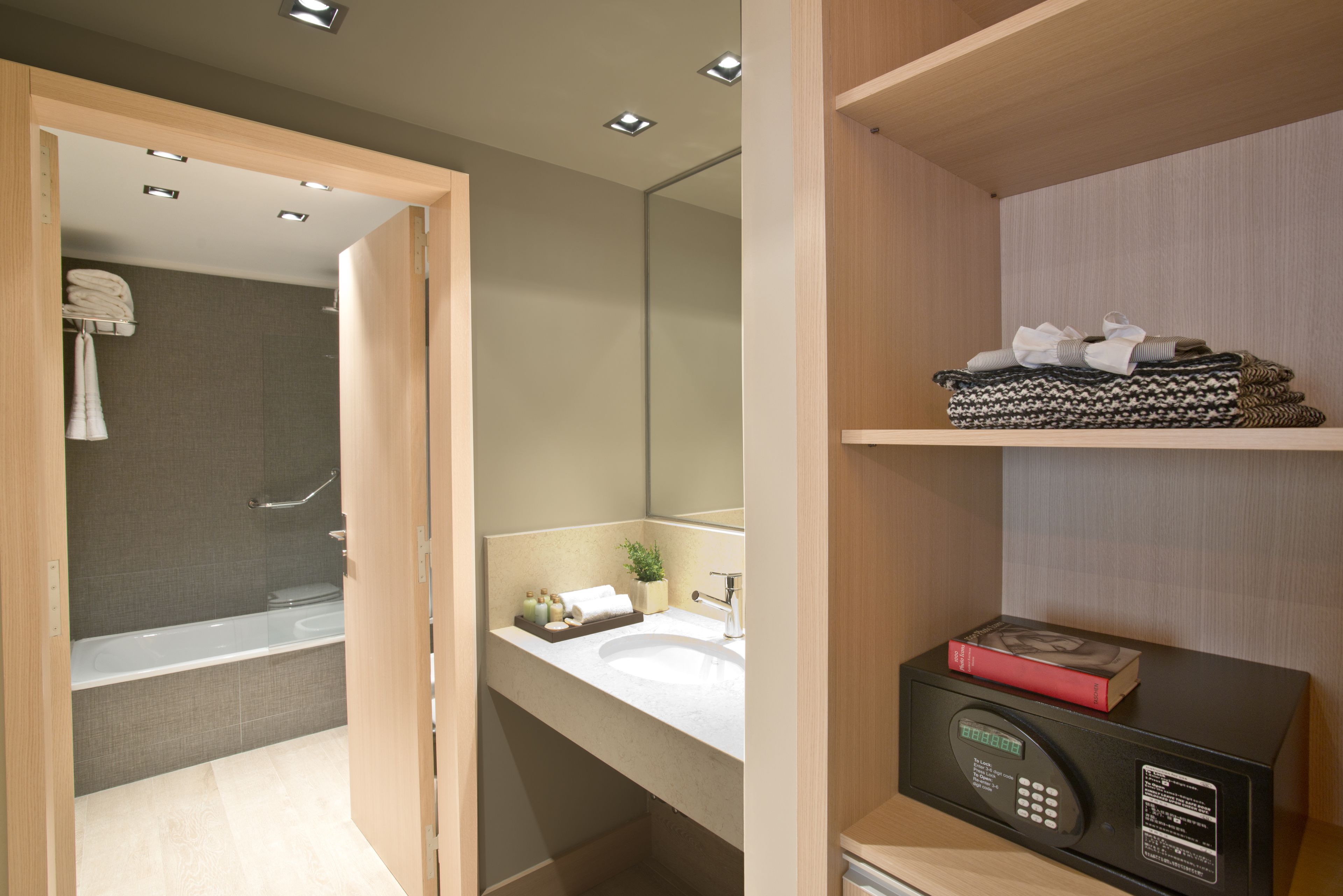 senior suite | bathroom | shower, free toiletries, hair dryer, bidet