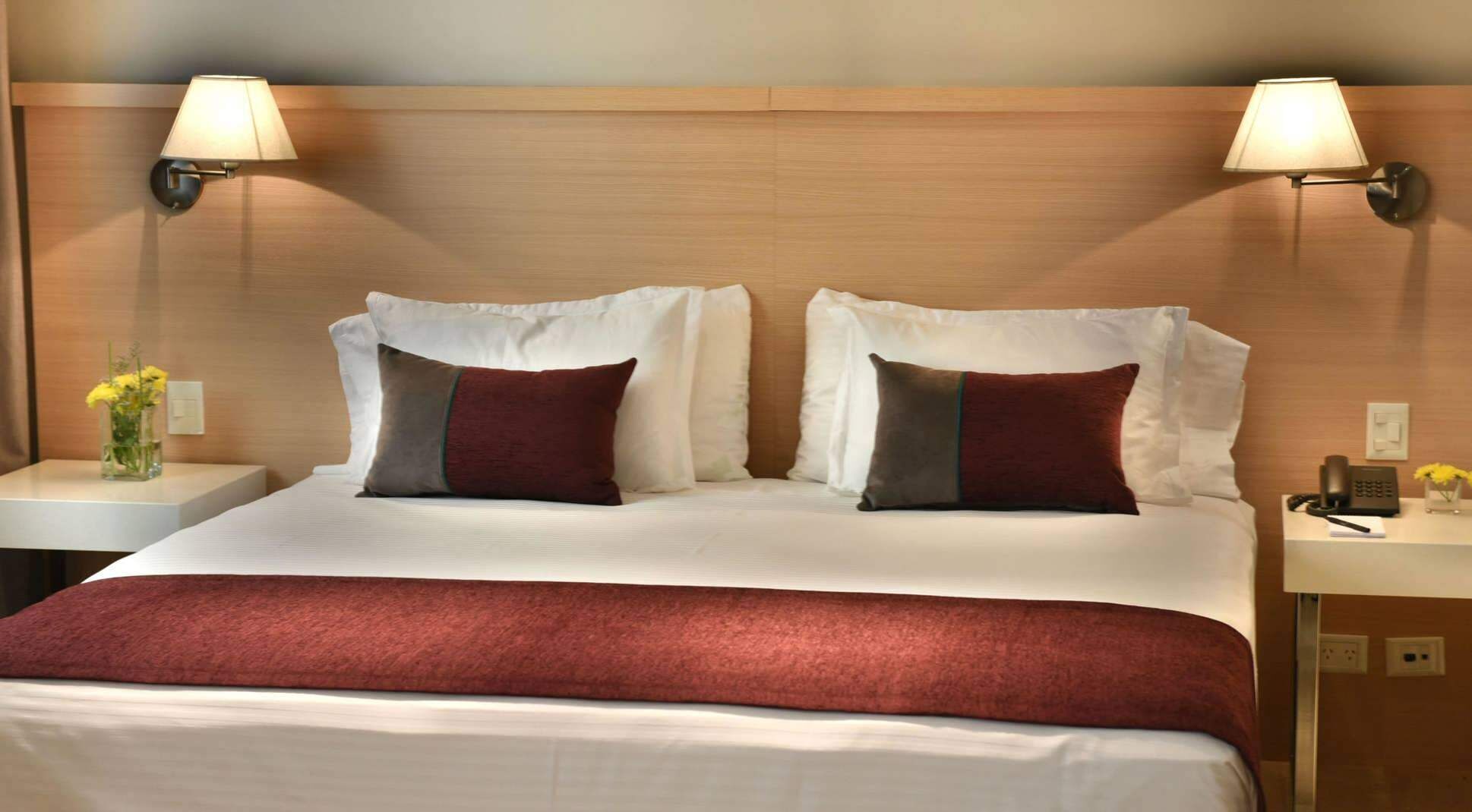 Minibar, caja de seguridad en la habitación y cortinas blackout 