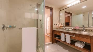 Badewanne und Dusche (separat), Whirlpool, kostenlose Toilettenartikel